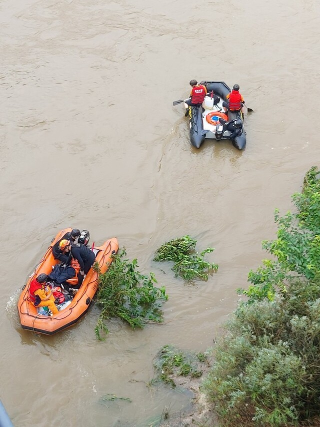 ▲ 집중호우 실종자 수색을 하고 있는 충북 소방.ⓒ충북도 소방본부