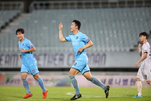 ▲ 천안시축구단 조주영 선수의 득점 후 세레모니 모습.ⓒ천안시