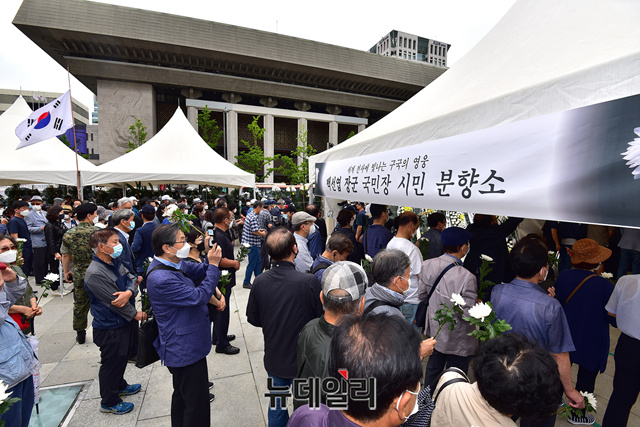 ▲ 광화문 앞에 설치된 백선엽 장군의 시민분향소에 백 장군을 조문하려는 시민들의 발길이 이어지고 있다. ⓒ뉴데일리