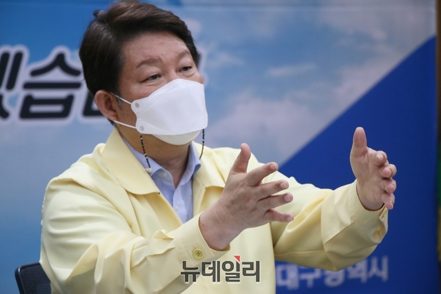 ▲ 권영진 대구시장은 지난 13일 대구시청 2층 상황실에서 대구경북인터넷기자협회와 인터뷰를 통해 군위군 대구시 편입에 희망적인 전망을 하면서 통합신공항 확정으로 대구경북이 다시 한번 큰 날갯짓을 통한 도약의 계기가 됐다는 점을 분명히 했다.ⓒ뉴데일리