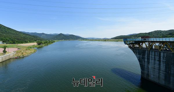 ▲ 맑은 물이 흐르고 있는 4대강 사업 이후 낙동강 달성보의 모습이다. ⓒ정상윤 기자