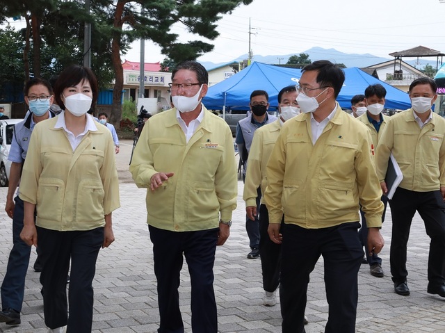 ▲ 박세복 영동군수(왼쪽에서 세번째)가 12일 영동을 찾은 전현희 국가권익위원장(왼쪽 두번째)에게 용담댐 방류로 인한 피해를 얘기하고 있다.ⓒ