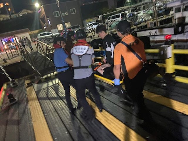 ▲ 동해해양경찰서가 울릉 저동항에서 바다에 빠진 30대 여성 익수자를 구조했다.ⓒ동해해경