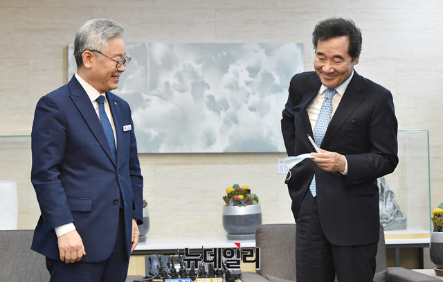 ▲ 이재명 경기지사(왼쪽)가 지난달 30일 오전 경기 수원시 경기도청을 찾은 이낙연 의원을 맞이하고 있다. 
 ⓒ정상윤 기자