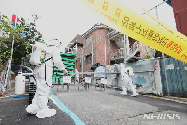 ▲ 확진자가 발생해 폐쇄조치한 14일 오후  서울 성북구 사랑제일교회에서 성북구 관계자들이 방역을 하고 있다. ⓒ뉴시스