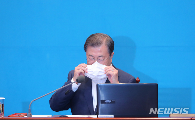 ▲ 문재인 대통령이 10일 청와대 여민관에서 열린 수석 보좌관 회의에 참석해 마스크를 벗고 있다. ⓒ뉴시스