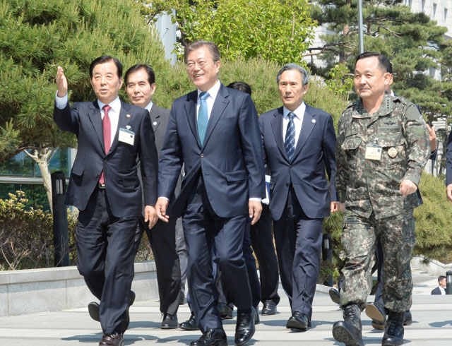 ▲ 2017년 5월 17일 취임 후 처음으로 국방부를 찾은 문재인 대통령과 그를 수행하는 한민구 국방장관(왼쪽), 김관진 청와대 국가안보실장(오른쪽 뒤편), 이순진 합참의장(오른쪽). ⓒ뉴시스. 무단전재 및 재배포 금지.