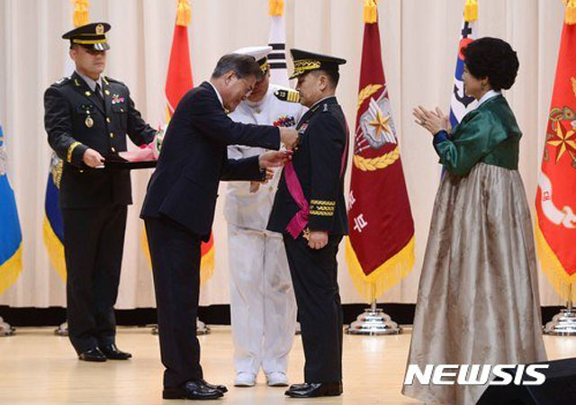 ▲ 2017년 8월 20일 국방부 대강당에서 열린 이순진 합참의장 전역식 당시 문재인 대통령이 직접 참석했다. ⓒ뉴시스. 무단전재 및 재배포 금지.