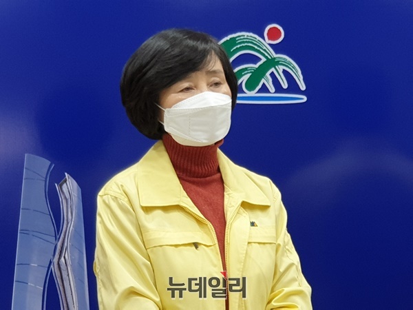 ▲ 충북도 전정애 보건복지국장이 코로나 발생 상황에 대해 설명하고 있다.ⓒ뉴데일리 DB