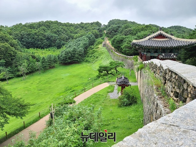 ▲ 충북 청주시민들이 즐겨 찾는 청주 상당산성 남문광장. 청주시민들에게는 상당산성은 보배와 같은 휴식처로 평일은 물론 주말에 많은 시민들이 이 곳을 즐겨 찾는다.ⓒ뉴데일리 충청본부 D/B