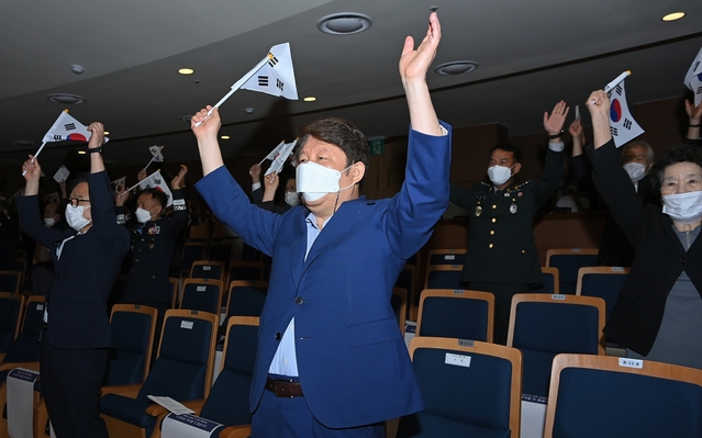 ▲ 권영진 대구시장이 경축식에서 만세삼창을 하고 있다.ⓒ대구시
