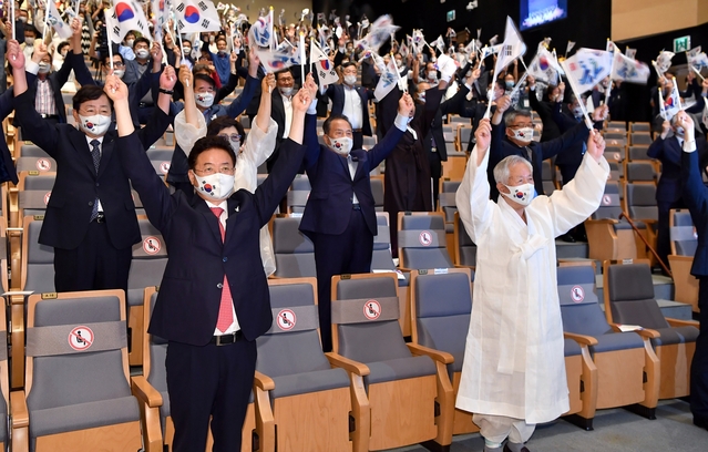 ▲ 300여명의 참석자들이 일제히 태극기와 독도기를 흔들며 광복절 노래를 부르고 75년 전 광복의 기쁨과 함성을 담아 만세참상을 외치며, 순국선열들의 독립정신과 나라사랑 정신을 기렸다.ⓒ경북도