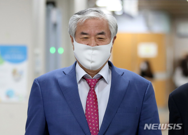 ▲ 공직선거법 위반 혐의 등으로 기소된 전광훈 한국기독교총연합회 대표회장 목사가 지난 11일 오전 서울 서초구 서울중앙지방법원에서 열리는 3차 공판에 출석하고 있다. ⓒ뉴시스