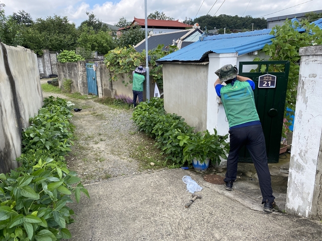 ▲ 칠곡군 지천면 새마을지도자회 및 청년협의회가 지난 13일 지천면 신리 태극기 미설치 가정을 방문해 태극기 100개를 설치했다.ⓒ칠곡군