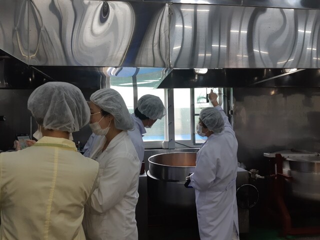 ▲ 식중독 예방진단 컨설팅 사업은 식중독 업무 담당 공무원과 식품관련학과 등을 전공한 소비자식품위생감시원으로 구성된 전문 컨설팅 단이 신청업소를 1:1로 방문해 현장중심의 식중독 예방사업을 컨설팅한다. 사진은 지난해 컨설팅 장면.ⓒ대구시