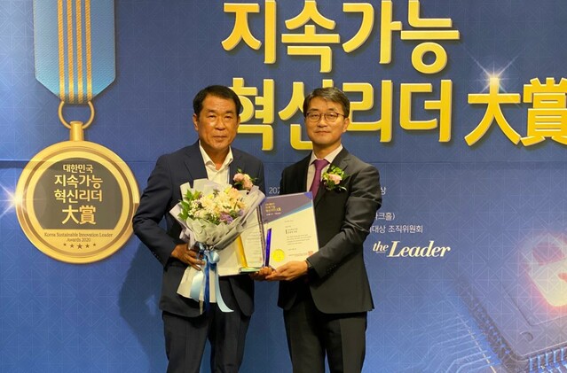 ▲ 윤창욱 의원(왼쪽)경북도의회 의원이 ‘2020 대한민국지속가능혁신리더대상’ 의정부문 수상의 영예를 차지했다.ⓒ윤 의원