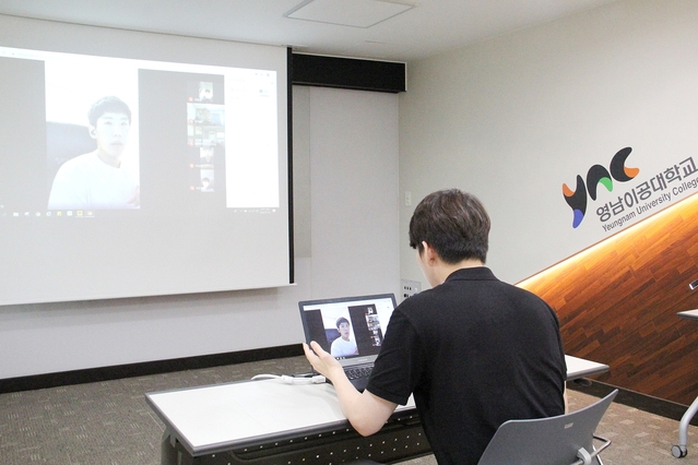 ▲ 영남이공대학교 YNC일자리센터는 SK하이닉스에 취업한 선배를 초청해 SK하이닉스 취업 Dream 반 학생들과 실시간 화상 특강을 진행했다.ⓒ영남이공대학교