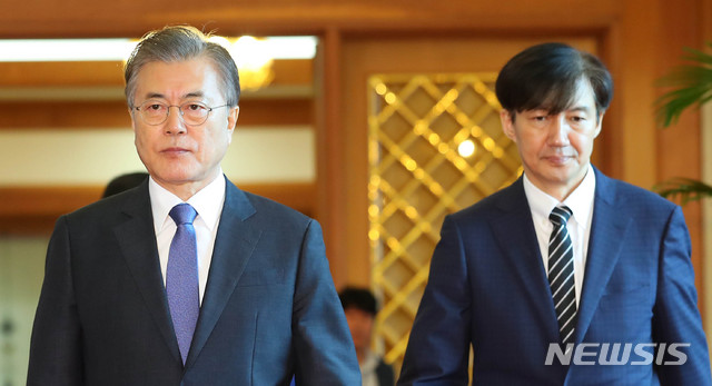 ▲ 구글에 페이스북과 트위터를 검색하면 각각 문재인 대통령의 페이스북 페이지와 조국 전 법무부장관의 트위터 계정이 최상단에 표시된다. ⓒ뉴시스