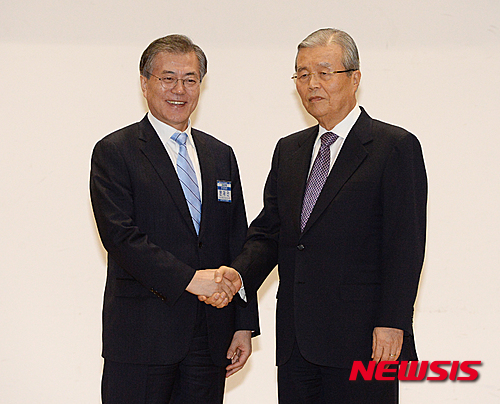 ▲ 지난 2016년 서울 여의도 국회의원회관에서 열린 더불어민주당 제4차 중앙위원회의에서 대표직을 사퇴하는 당시 더불어민주당 문재인 대표(왼쪽)가 대표 권한을 넘겨받은 김종인 비대위원장과 악수하고 있다. ⓒ뉴시스