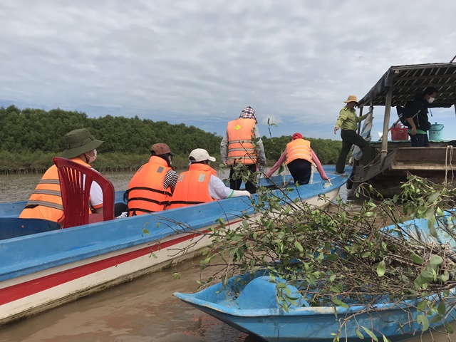 ▲ SK이노베이션이 함께하는 '베트남 사회적 가치 얼라이언스'를 대표하는 자원봉사자들이 베트남 현지에서 맹그로브 묘목 식수 봉사활동을 진행하고 있다. ⓒSK이노베이션
