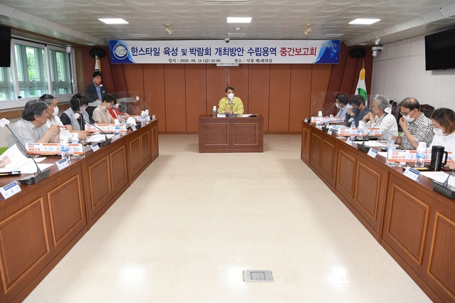 ▲ 경북 영주시는 지난 14일 시청 제1회의실에서 전강원 영주부시장과 자문위원 14명이 참석한 가운데 K-Style(한스타일) 육성 및 박람회 개최방안 수립 용역 중간보고회를 개최했다.ⓒ영주시