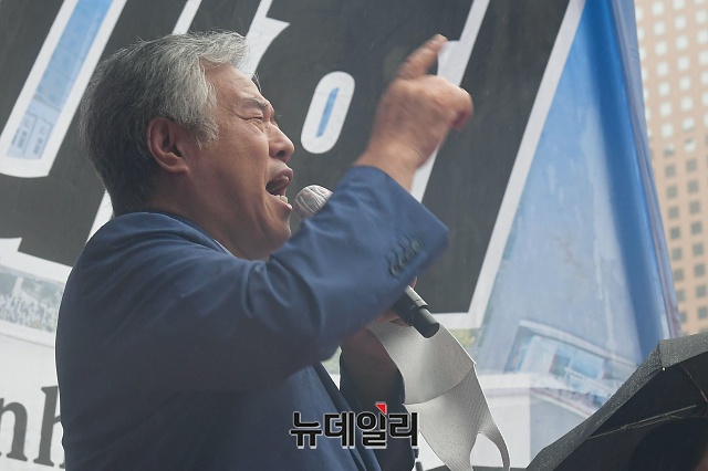 ▲ 전광훈 서울 성북구 사랑제일교회 담임 목사가 지난 17일 신종 코로나바이러스 감염증(코로나19) 검사 결과 양성 판정을 받았다. 전광훈 한국기독교총연합회 대표회장이 지난 15일 오후 서울 종로구 동화면세점 앞에서 열린 문재인 퇴진 국민대회에서 발언을 하고 있다.ⓒ권창회 기자