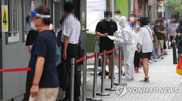 ▲ 코로나19 비상, 줄지어선 선별진료소ⓒ연합