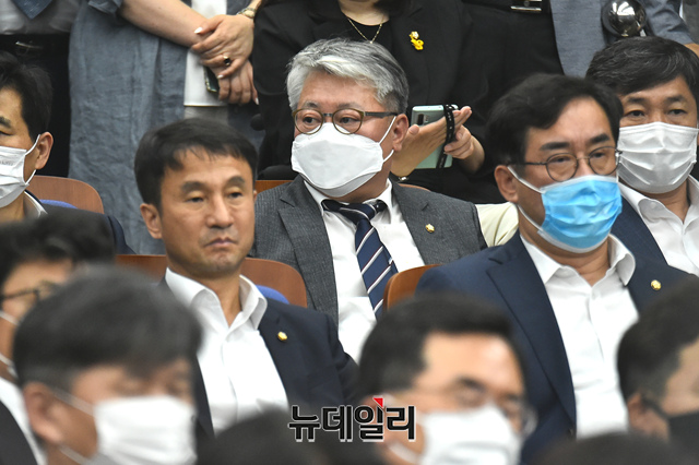 ▲ 조응천 더불어민주당 의원이 지난 6월 오후 국회에서 열린 의원총회에 참석해 회의를 지켜보고 있다. ⓒ이종현 기자