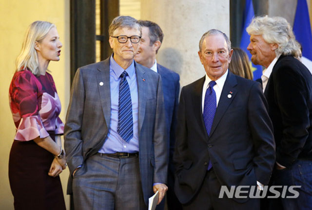 ▲ 2017년 파리기후변화협약 회의에서 만난 빌 게이츠 마이크로소프트 설립자와 마이클 블룸버그 블룸버그 통신 설립자. 두 사람 다 극성 친중파이며 도널드 트럼프 미국 대통령을 매우 싫어한다. ⓒ뉴시스 AP. 무단전재 및 재배포 금지.