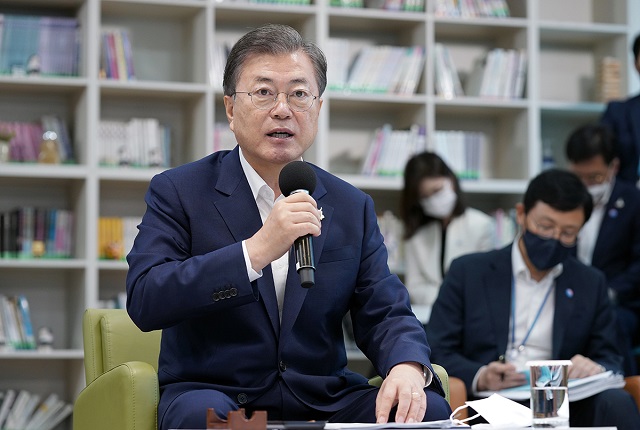 ▲ 문재인 대통령이 18일 슬기로운 ’그린 스마트 스쿨‘ 현장방문의 일환으로 서울 중구 창덕여자중학교를 방문, 그린 스마트 스쿨 추진 시도교육감 간담회에서 발언하고 있다. ⓒ청와대