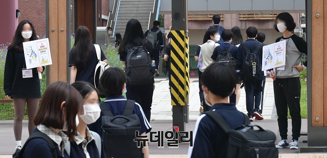 ▲ 18일 교육부 등에 따르면, 전국 초·중·고교는 이날부터 9월 초까지 2학기 개학에 돌입한다. ⓒ권창회 기자