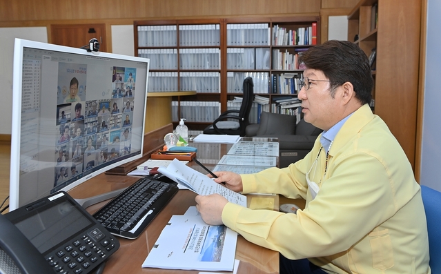 ▲ 권영진 대구시장은 당초 예정이었던 하계휴가를 취소하고, 휴가 중인 4급 이상 간부공무원 28명에 대해 즉시 업무 복귀를 명해 ‘코로나19 비상대응 본부 긴급회의’에서 결정된 고강도 방역 추진에 만전을 기하고 있다.ⓒ대구시