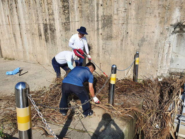 ▲ 김천시는 18일 전국 최고의 깨끗한 수돗물 공급을 위해 상수원보호구역내 환경정화활동을 펼쳤다.ⓒ김천시