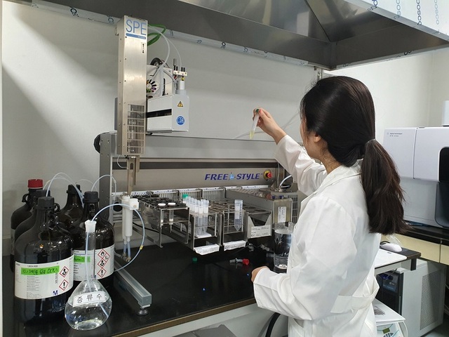 ▲ 충북보건환경연구원이 도내 골프장 농약 잔류량을 검사하고 있다.ⓒ충북도제공