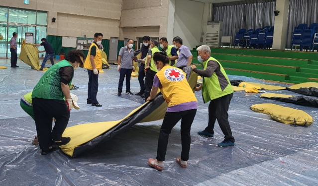 ▲ 음성 삼성중학교에 마련된 이재민 임시거주시설을 철거하는 삼성적십자 봉사회원들.ⓒ음성군