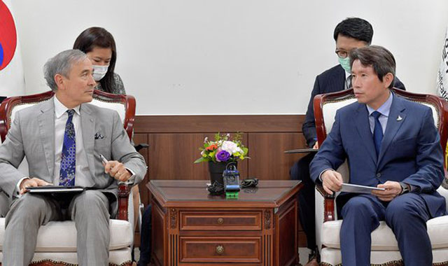 ▲ 지난 18일 정부서울청사에서 만난 해리 해리스 주한 미국대사와 이인영 통일부 장관. ⓒ뉴시스. 무단전재 및 재배포 금지.