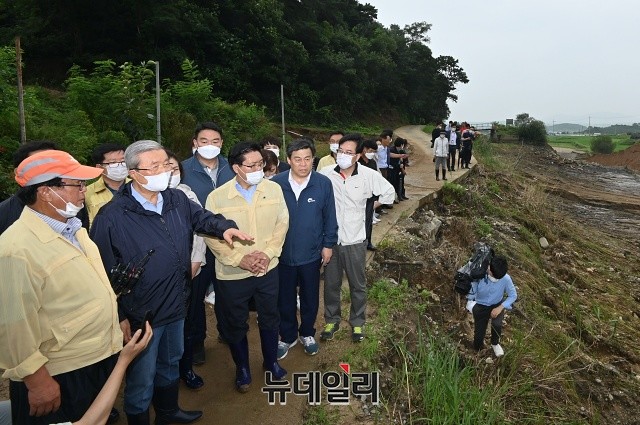 ▲ 김종인 미래통합당 비상대책위원장이 당내 인사들과 함께  경기도 이천의 수해 현장에 방문했다. ⓒ권창회 기자