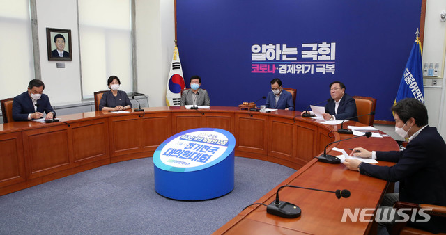 ▲ 더불어민주당 지도부가 코로나19로 어수선한 가운데 19일 오후 국회에서 최고위원회의를 개최했다. ⓒ뉴시스