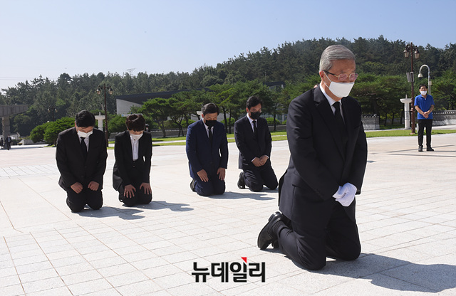 ▲ 김종인 미래통합당 비대위원장이 19일 오전 광주 5·18 민주묘지를 찾아 무릎을 꿇고 참배하는 모습. ⓒ박성원 기자