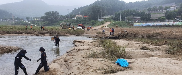 ▲ 충북소방본부 소방대원들이 폭우피해 현장에서 실종자를 수색하고 있다.ⓒ충북도 제공