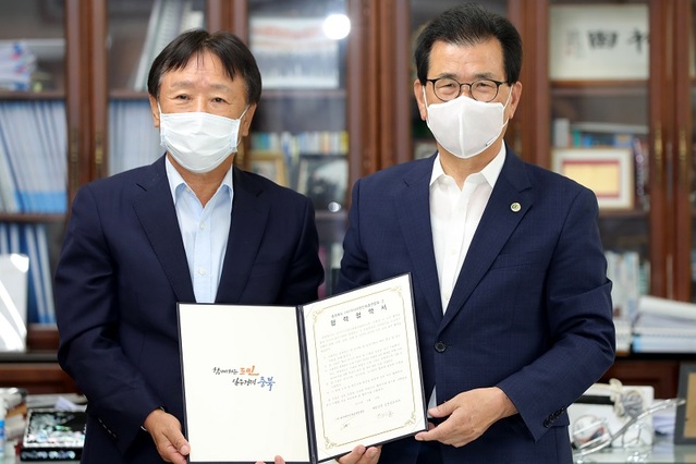 ▲ 충북도와 아시아한인회총연합회는 19일 우호 교류 업무 협약을 체결했다.ⓒ충북도