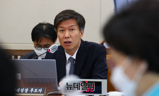 ▲ 김대지 국세청장 후보자가 19일 오전 국회 기획재정위원회 전체회의에서 열린 국세청장 후보자 인사청문회에 출석해 의원들의 질문에 답하고 있다. ⓒ이종현 기자