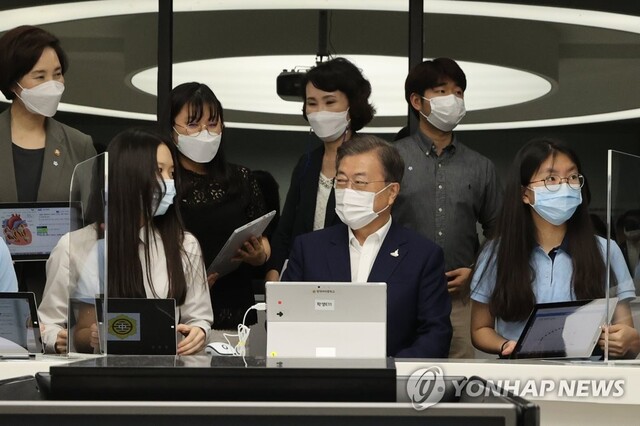 ▲ 문재인 대통령이 18일 한국판 뉴딜 10대 과제 중 하나인 '그린 스마트스쿨' 현장인 서울 중구 창덕여중을 방문, 일일학생으로 스마트 수업에 참여한 뒤 교사, 학생들과 기념촬영 하며 대화하고 있다.ⓒ연합뉴스