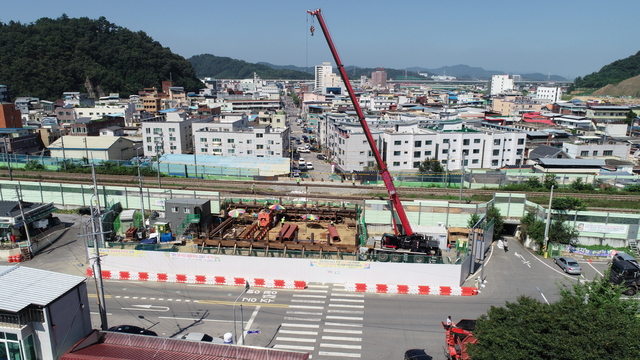 ▲ 2019년 12월 착공한 김천시 황금동 횡단차도 개설 공사가 현재 순조롭게 진행 중에 있다.ⓒ김천시