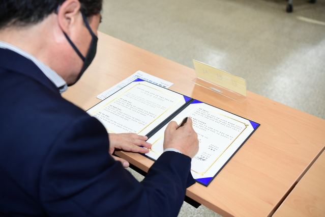 ▲ 김천시(시장 김충섭)는 지난 19일 근로자종합복지관에서 노사민정 대표가 참석한 가운데 김천지역의 상생형 일자리 모델개발과 실행을 위한 ‘노사민정 공동선언문’을 채택했다.ⓒ김천시