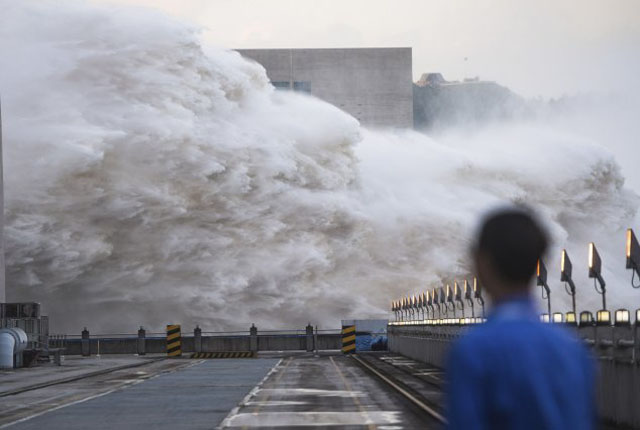 ▲ 수위가 넘치기 전 물을 방류하는 싼샤댐. ⓒ뉴시스 AP. 무단전재 및 재배포 금지.