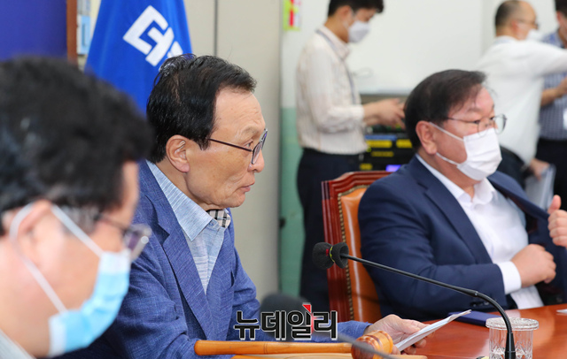 ▲ 이해찬 더불어민주당 대표가 지난 19일 오후 국회에서 열린 더불어민주당 최고위원회의에 참석해 모두발언을 하고 있다. ⓒ이종현 기자