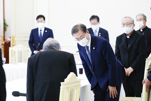 ▲ 문재인 대통령이 20일 오전 청와대 본관에서 염수정 추기경을 비롯한 한국천주교 지도자와 오찬 간담회에 참석해 인사를 하고 있다. ⓒ청와대