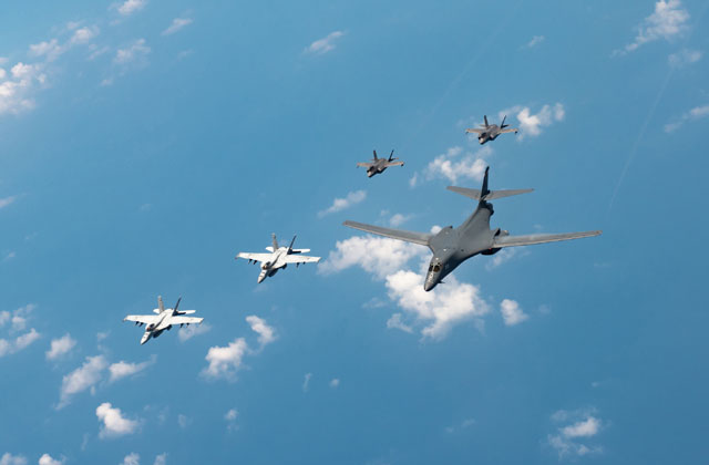 ▲ 지난 17일 일본 열도 상공에서 있었던 미일 합동훈련 모습. F/1-18 슈퍼 호넷, F-35B 라이트닝Ⅱ 편대가 B-1B 랜서 전략폭격기를 호위하고 있다. ⓒ미공군 제공.