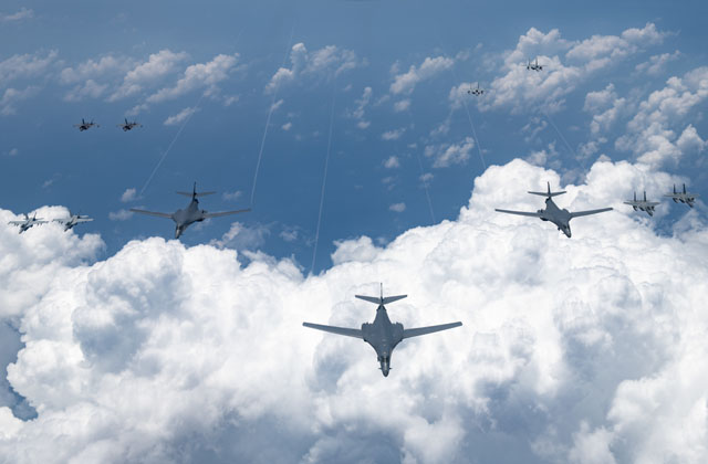 ▲ 미공군 전략폭격기와 주일미군·일본 항공자위대 전투기의 합동훈련 모습. ⓒ미국 국방부 제공.